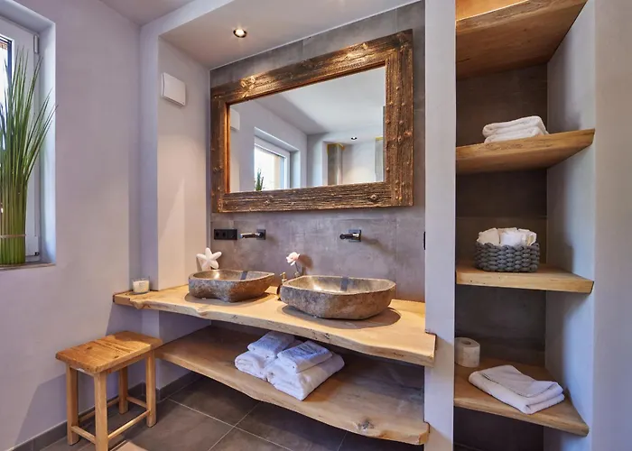 Sunshine Wood'n Rustic Apartment